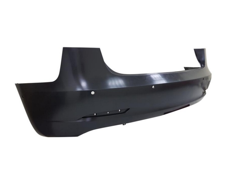 Pare-chocs arrière apprêté avec les trous des capteurs